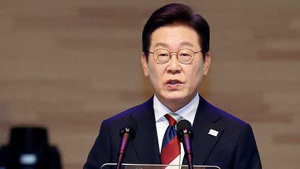 李在明就韩公民在美被拘事件作指示韩国总统尹锡悦任命李在明担任新一任国家安全保障室长后，李在明就韩国公民在美国被拘留事件作出指示。他强调，应紧急启动全面应对机制，切实保障海外同胞的安全和权益。同时要求持续收集并分析情报，采取一切必要措施保护海外韩国公民的安全。他还敦促外交部与驻外使领馆积极应对此事，确保韩国公民得到公正对待。此外，韩国政府还计划通过外交渠道与美国进行沟通，以寻求解决这一问题的方法。这些措施旨在确保韩国公民在海外的人身安全得到保障，并维护他们的合法权益。